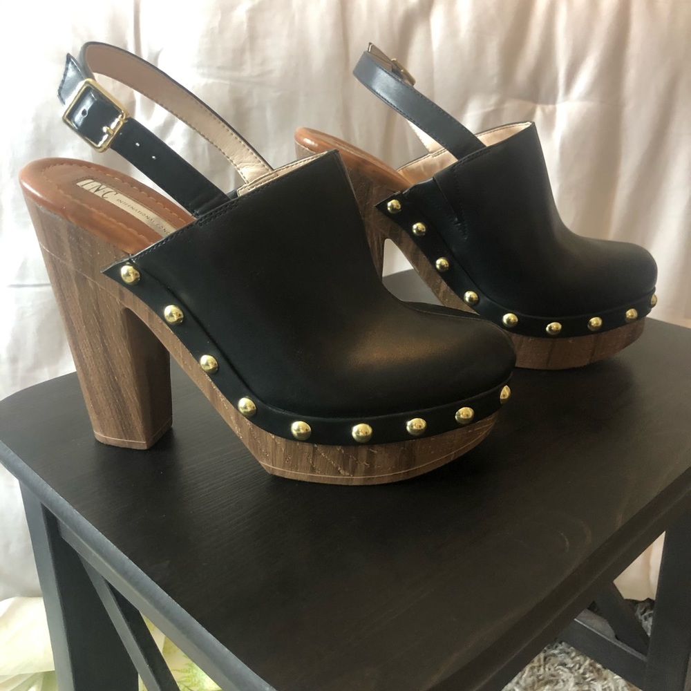 International concept black clog style platform